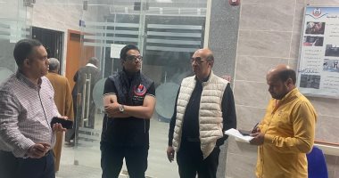 صحة سوهاج: صرف مكافأة تشجعية لممرضتين وعامل بوحدة طب الأسرة بالجزازة جانب من الجولة