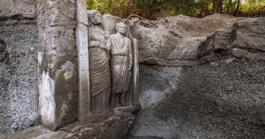 العثور على تمثالين بحجم الإنسان أثناء حفريات مقبرة بومبى تمثالين بحجم الإنسان بمقبرة بومبى