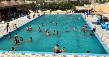 متنفس الأهالى.. إقبال المواطنين على مجمع حمامات سباحة نقادة بقنا.. فيديو