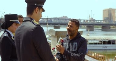 رجال الشرطة ينشرون البهجة بالشوارع والميادين فى العيد.. الداخلية توزع الهدايا وتعزز أواصر الثقة بين المواطنين والأمن.. يرسمون البسمة على وجوه الأطفال ويوجهون رسالة "أنتم جزء منا وفي قلوبنا واهتمامنا المستمر"