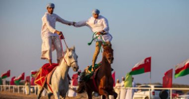 شاهد..عرضة الخيل أحد أبرز مظاهر الاحتفال بالعيد فى عُمان 