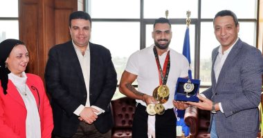 محافظ السويس يكرم مايكل جمال بطل كمال الأجسام لفوزه بالمركز الأول ببطولة العالم