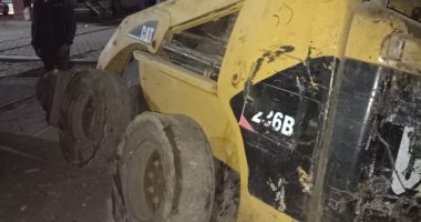 سائق قطار "طنطا - المنصورة" ينجح فى تجنب كارثة بعد اصطدامه بلودر معطل.. صور لودر مجلس مدينة سمنود