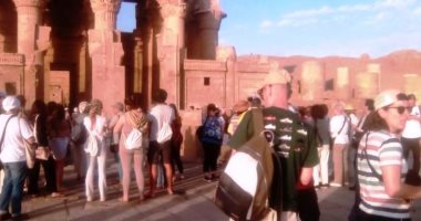 انتعاشة سياحية ومحلية على المواقع الأثرية بأسوان خلال عيد الفطر.. صور السياح بالمناطق الأثرية