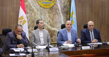 محافظ كفر الشيخ يبحث تنفيذ مشروعات الخطة الاستثمارية ويُكلف بصيانة المعدات المتهالكة جانب من الاجتماع