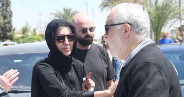 أشرف زكي وسعد الصغير وحمزة العيلي في جنازة زوجة الفنان نضال الشافعي
