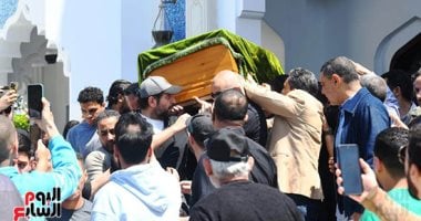 تشييع جثمان زوجة نضال الشافعي بحضور أحمد أمين وأحمد زاهر ونجوم الفن.. صور 