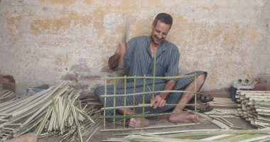 تحويل جريد النخيل إلى أقفاص وتحف فنية.. حمادة من المنيا بدأ الصنعة من عمر 6 سنوات.. ويؤكد: الجريد أكثر تماسكا من البلاستيك ويحافظ على الخضراوات.. وكل أدوات الحرفة من الطبيعة وهذا سر بقائها.. صور