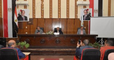 محافظ أسيوط يلتقى مديرى المدارس ويوجه بعقد دورات تدريبية للمعلمين
