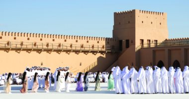 عادات خاصة للزواج فى الخليج.. الأعراس الجماعية موروث ثقافى وبديل البذخ والديون.. "الذهبة" و"المير" فى الإمارات.. "موكب المصابيح" فى قطر.. كسر البيض على قدمى العروس.. ورش ماء الورد على المعازيم فى سلطة عمان