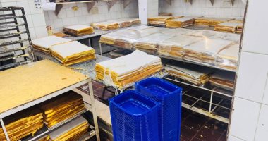 غلق محل حلويات شهير ببنها.. يمثل خطورة على الصحة العامة وبه منتجات منتهية الصلاحية