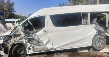 قطار يصدم سيارة ميكروباص سياحى دون إصابات فى أسوان.. صور