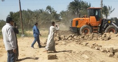 محلية دشنا بقنا تزيل 16 حالة تعد على ضفة النيل