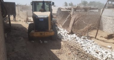 الموجة 25.. إزالة 9 حالات تعد غير مستوفاة لشروط التقنين بمركز الطود.. صور