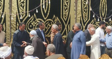 نقيب الصحفيين يتلقى العزاء فى شقيقته أمام منزل العائلة بالمنوفية.. صور وفيديو