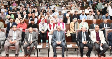 رئيس جامعة قناة السويس يفتتح المؤتمر الطلابى والبحثى بكلية الآداب