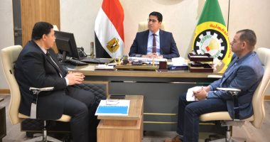 بحث طلبات التصرف العقارية الخاصة بمستثمري المنطقة الصناعية في جمصة