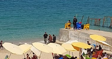 المصيف بدأ فى الإسكندرية.. ارتفاع فى درجات الحرارة والذروة تصل 30 درجه الثلاثاء.. تجهيزات بالشواطئ ووضع أبراج المراقبة والرايات والخطوط العائمة.. والسياحة والمصايف: تثبيت أسعار الشواطئ وعقوبات رادعة للمخالفين المصيف بدأ فى الإسكندرية