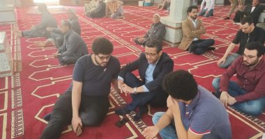 وصول نقيب الصحفيين إلى مسجد العليمى فى المنوفية لتشجيع جثمان شقيقته.. صور
