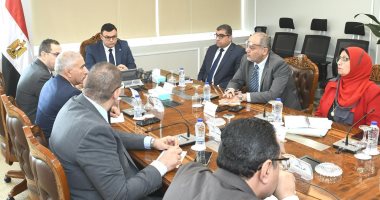 وزير الإسكان يتابع آليات طرح الأراضى والفرص الاستثمارية بالمدن الجديدة