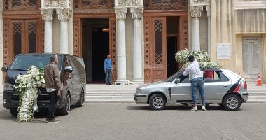 صليب من الورد على سيارة جثمان ميشيل أحد فى الإسكندرية.. فيديو وصور