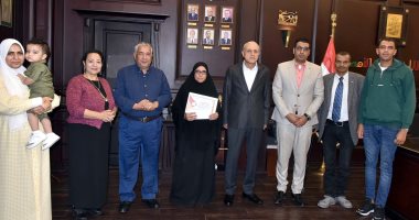 محافظ الأقصر يكرم الأم المثالية بعد قصة كفاح 33 سنة مع أسرتها.. صور
