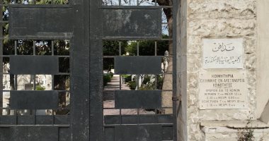 هنا سيدفن ميشيل أحد.. مباشر من مدافن الجالية اليونانية بالإسكندرية.. فيديو