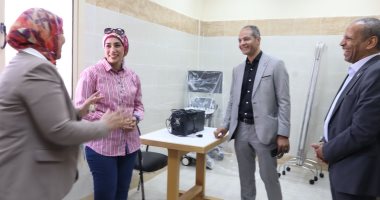 جولة تفقدية لرئيس جامعة الأقصر بالعيادات الخارجية فى كلية الطب.. صور