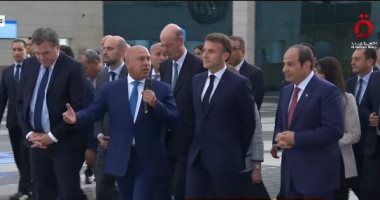 الرئيس السيسى ونظيره الفرنسى يستمعان لشرح وزير النقل عن أهمية محطة عدلى منصور الرئيس عبد الفتاح السيسي ونظيره الفرنسي