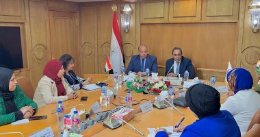 محافظ قنا يناقش آليات تطوير خدمات نادي الفتيات الجديد وتعزيز المشاركة المجتمعية
