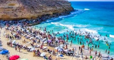 هضبة شاطئ عجيبة أشهر المزارات الطبيعية فى مطروح.. يتميز بمشاهد الغروب الخلابة والصور الفريدة.. وتلاطم الأمواج وعوامل النحر شكلت كهوفا ومنحوتات طبيعية.. ومصنف ضمن أفضل 50 شاطئا على مستوى العالم.. صور شاطئ اسفل هضبة عجيبة