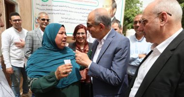 محافظ المنيا يرفع المعاناة عن كاهل أسرة ويمنحها شقة.. اعرف التفاصيل.. فيديو لقاء المحافظ بالأسرة