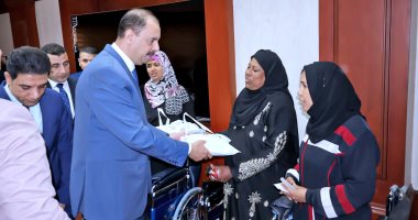 محافظ سوهاج يسلم 6 عقود عمل لذوى الهمم فى فعاليات الحوار المجتمعى