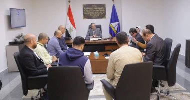 محافظ دمياط يناقش تطبيق منظومة التحول الرقمى بمواقف سيارات الأجرة