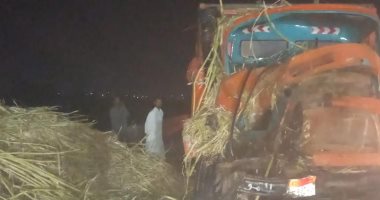 فتح طريق بمحور الشهيد باسم فكرى بعد اصطدام مقطورة قصب وسيارة دقيق بقنا