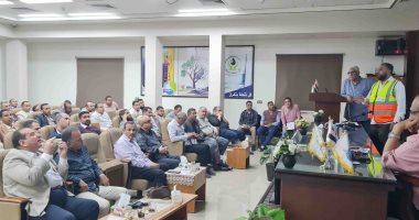 رئيس مياه سوهاج يتابع المشروعات الاستثمارية الجارى تنفيذها بالمحافظة جانب من الاجتماع