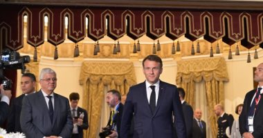 5 مشاهد من زيارة الرئيس الفرنسي ماكرون لجامعة القاهرة خلال 90 دقيقة.. يشيد بدور الجامعة الرائد بالمنطقة ويصف مصر بالدولة الشابة.. ينبهر بتصميم قبة الجامعة.. ويختتم الزيارة بـ"سيلفى" مع المشاركين