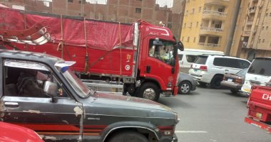 زحام مرورى إثر اصطدام سيارة بشخص أعلى الدائرى.. صور