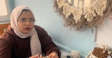 "إيد لوحدها متصقفش".. فتيات جامعيات يطلقن مبادرة كفوف للحرف اليدوية بالفيوم.. ينتجن الحقائب والملابس والحلى.. يسافرون بمنتجاتهن مختلف المحافظات.. والتنمية المحلية تدعمهن من خلال أيادي مصرية.. صور خلود صاحبة المبادرة