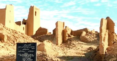 أم الدبادب.. أغرب موقع أثرى بالوادى الجديد.. حصون رومانية منيعة فى عمق الصحراء وأطلال مدينة ومقابر وأبراج مراقبة.. تضم أشجارا وحيوانات نادرة.. ومن غرائبها اكتمال القمر فوق منتصف صرحى البرج فى فبراير سنويا.. صور