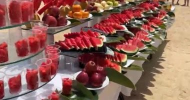 مهرجان فاكهة البطيخ على شواطئ مرسى علم يجذب سياح أوروبا.. يهدف للاستمتاع بجمال الطبيعة وروعة الفواكه الصيفية المصرية.. عرض كميات كبيرة بأشكال مختلفة.. والزوار يلتقطون صورا تذكارية لتخليد أيام إجازاتهم مهرجان البطيخ