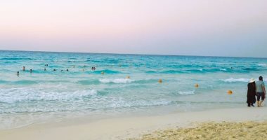 طبيعة محافظة مطروح الخلابة تجذب عشاقها.. قضاء الإجازة والاستمتاع بالهدوء وجمال البحر يخفف ضغوط الحياة ويجدد الطاقة.. متعة الجلوس على الشاطئ بعيدا عن المدن المزدحمة.. والغرام وكليوباترا وروميل أشهر شواطئها.. صور