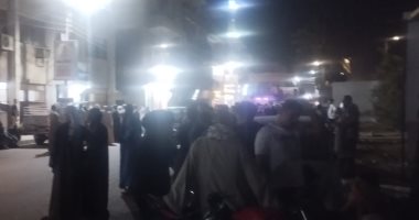 تشييع جثمان شاب سقط فى بئر بالمنيا.. فيديو الأهالى أمام المستشفى استعدادا لتشييع الجثمان