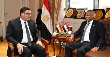 وزير الإسكان يبحث مع السفير السودانى تعزيز فرص ومجالات التعاون