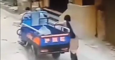 ضبط المتهمين بسرقة هاتف سيدة بعد سحلها بتروسيكل فى الإسكندرية.. فيديو