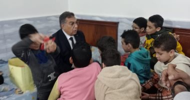 محافظ الدقهلية خلال زيارة أطفال أيتام فى المنصورة: "إحنا أهلكم".. صور