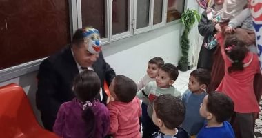 محافظ الدقهلية يلعب استغماية ويرتدى ماسكات خلال زيارته لأطفال أيتام..فيديو
