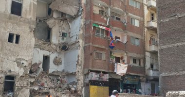 لخطورته الداهمة.. هدم عقار آيل للسقوط فى حى الجمرك بالإسكندرية.. فيديو
