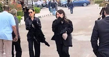 شريهان ويسرا وتامر هجرس في جنازة والدة زوجة رامي صبري شريهان
