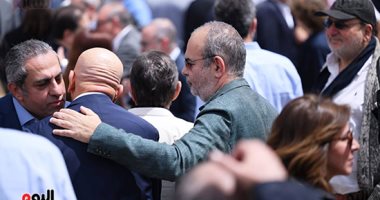 وصول جثمان والدة زوجة رامي صبري إلى مسجد الشرطة استعدادا لصلاة الجنازة